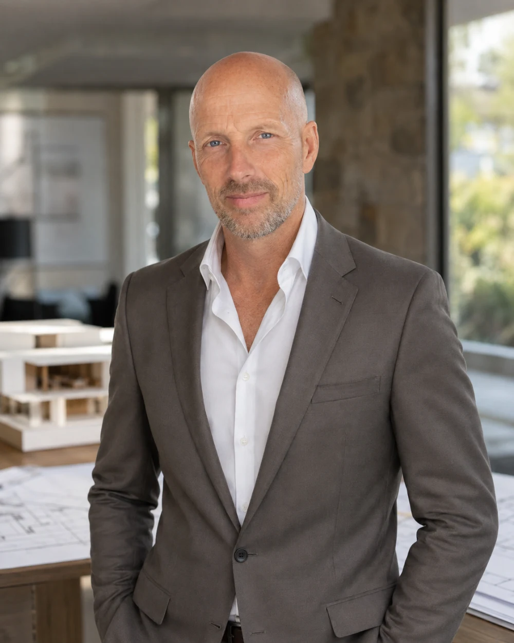Andreas Schnee, Architekt, im Büro am Arbeitsmodell