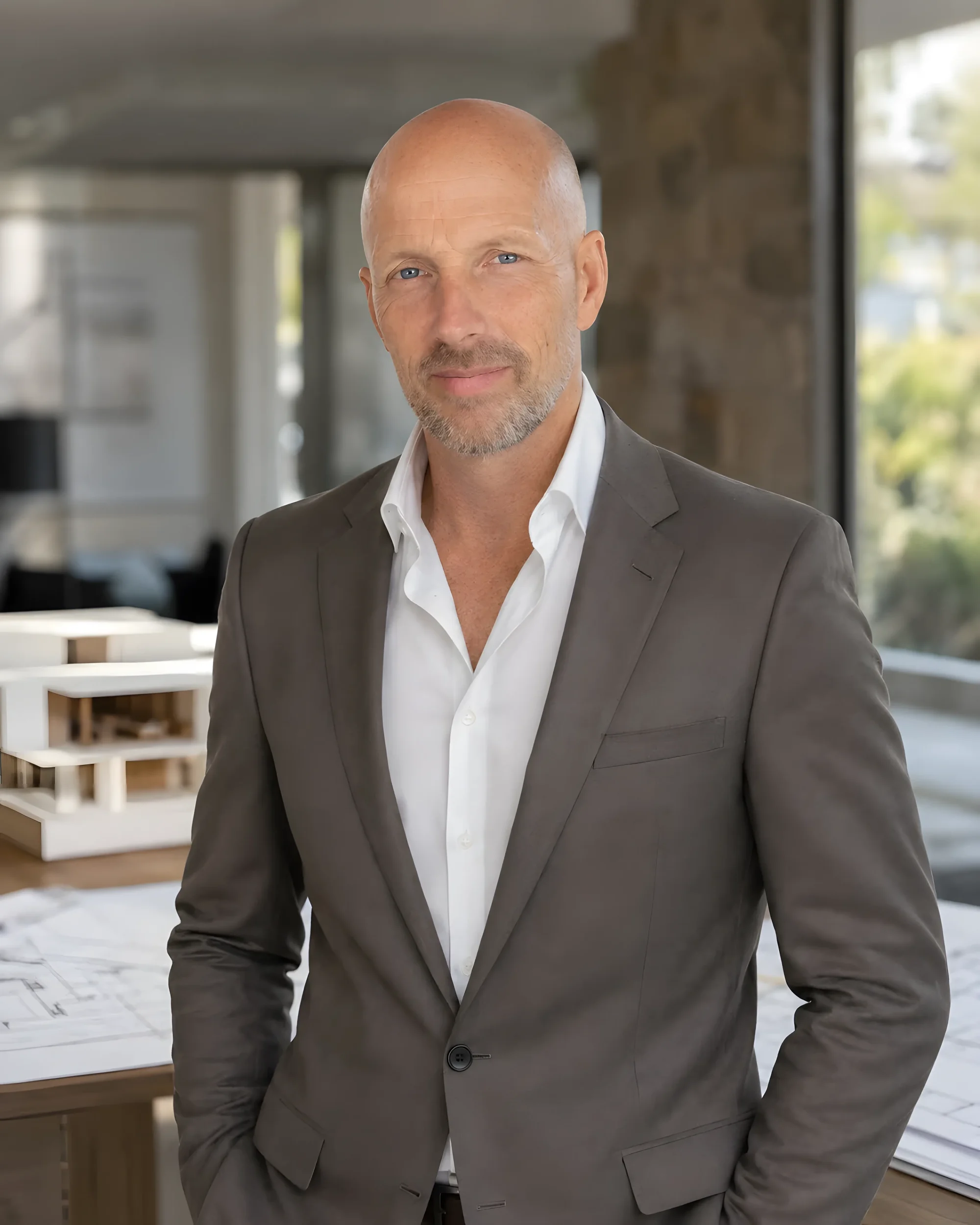Andreas Schnee, Architekt, im Büro am Arbeitsmodell